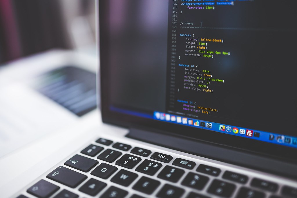 Webdesign en programmeren op laptop